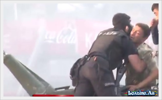 Son dəqiqə: Xalq hərbçini tankdan sillə-təpiklə çıxarmaq istəsə də - Take.Az