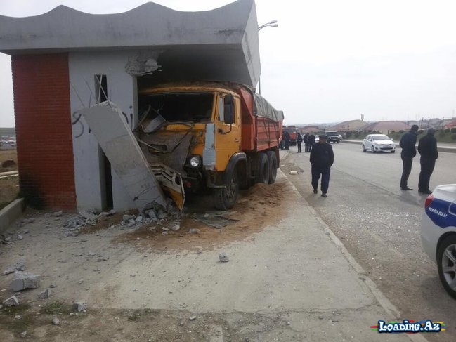 Azərbaycanda "KamAZ" dayanacağa belə girdi - Take.Az