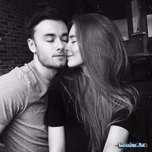 Heç gözləmədiyim anda gəldin həyatıma həmdə həyatımın tam mərkəzində yer elədin özünə