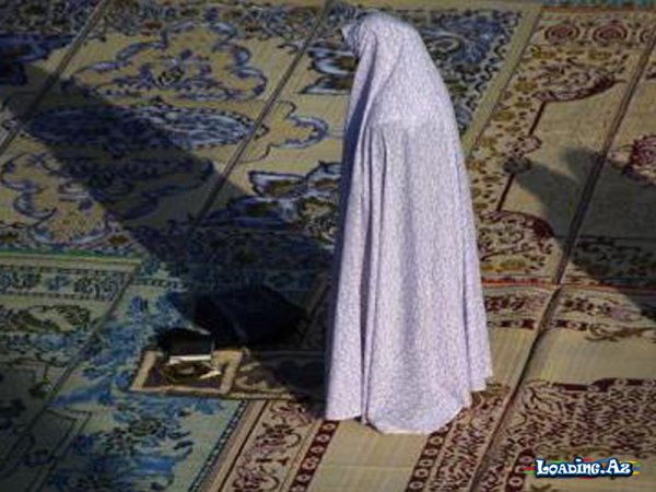 Qadın naməhrəmin görmədiyi zaman başıaçıq halda və ya qısa qollu paltarda namaz qıla bilərmi?