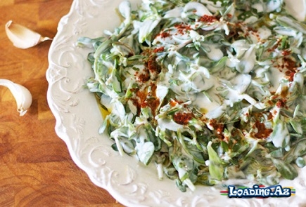 Qatıqlı pərpətöyün salatı