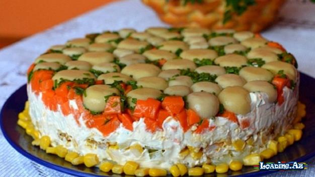 Toyuqlu Və Göbələkli Salat Tortu