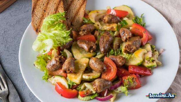 Toyuq Ürəyi Və Tərəvəzlərlə İsti Salat