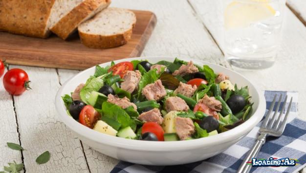 Azkalorili Tuna Balığı Salatı