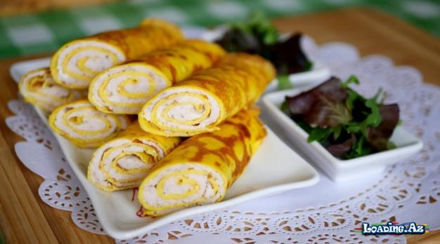 Səhər Yeməyi Süfrəsi üçün İçliklə Doldurulmuş Yumurtalı Blinçik