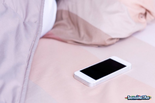 Niyə telefonuzu çarpayıya atmamalısınız? Bir çox istifadəçinin təhlükəli vərdişi - Take.Az