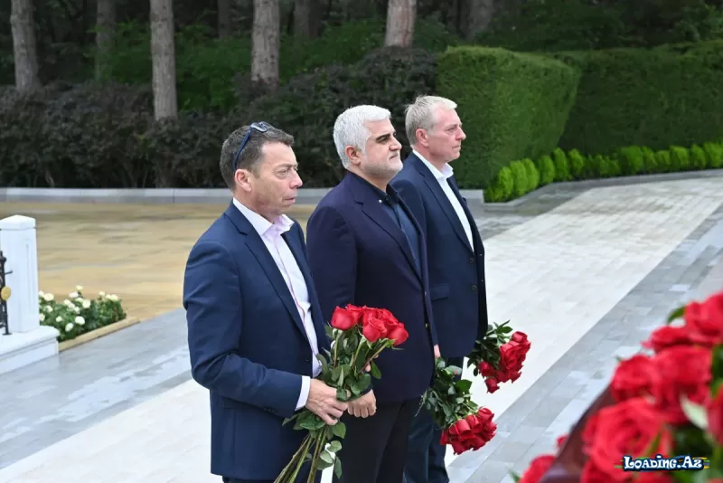 Böyük Britaniya lordları Tahir Gözelin təşəbbüsü ilə Fəxri xiyabanı ziyarət ediblər