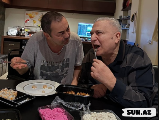 Serdar Ortaç və Mehmet Ali Erbil iftar süfrəsində