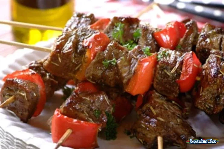 Bibər və rozmarinlə mal ətindən kabablar: şişdə yay dadı - Take.Az