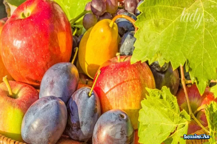 Soda, yoxsa sadə su: meyvələri necə düzgün yumaq olar?
