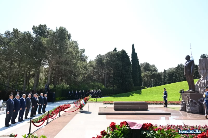 Konstitusiya Məhkəməsinin kollektivi Ulu Öndərin məzarını ziyarət etdi - Take.Az