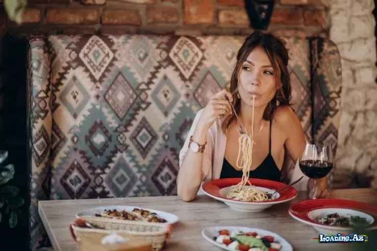 Bu ölkənin restoranında sizi turist kimi tanıdacaq 3 səhv - Take.Az