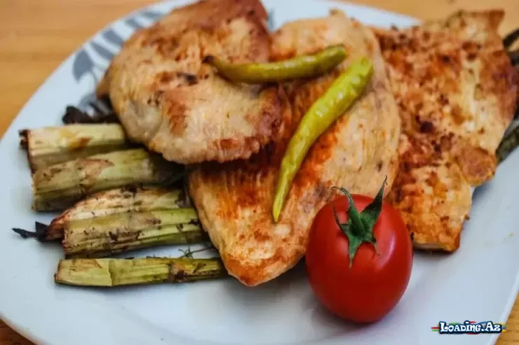 Toyuq döşünü səhv bişirirsiniz: ətin şirəli və yumşaq olması üçün nə etməli - Take.Az